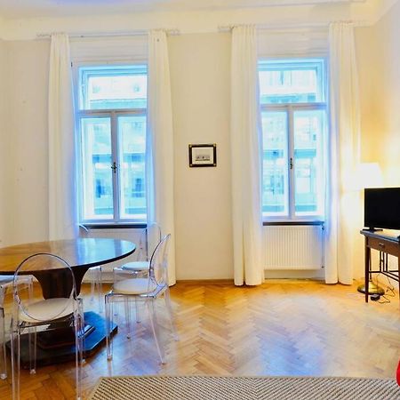 Beautiful Viennese Flat In The City Centre Exteriör bild